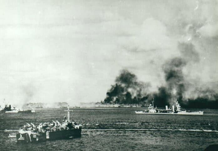 U.S. Navy schepen bombarderen Angaur, met USS Tennessee, USS Minneapolis, en LST-689 zichtbaar tijdens Operatie Stalemate II, 1944.
