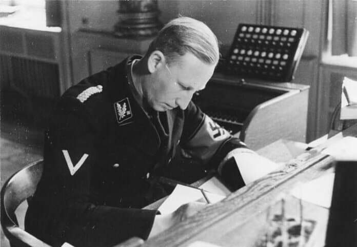 Reinhard Heydrich als SS-Brigadeführer zit aan bureau als hoofd Beierse politie in kantoor, 1934