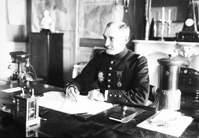 Victor-Constant Michel achter bureau Foto van Victor-Constant Michel, Franse generaal, zittend achter een bureau in uniform
