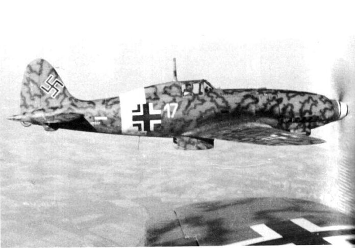 Een Macchi C.205 Veltro jager met Duitse markeringen, gebruikt door de Luftwaffe tijdens de Tweede Wereldoorlog.