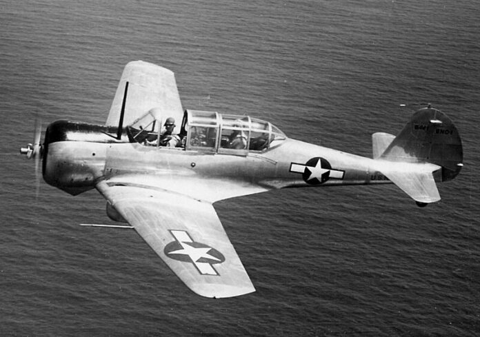 Curtiss SNC-1 Falcon: U.S. Navy-trainer in 1943 Curtiss SNC-1 Falcon van de U.S. Navy vliegt in 1943 nabij San Juan, Puerto Rico, bemand door LTjg Edwards en AP1c Cuppel.