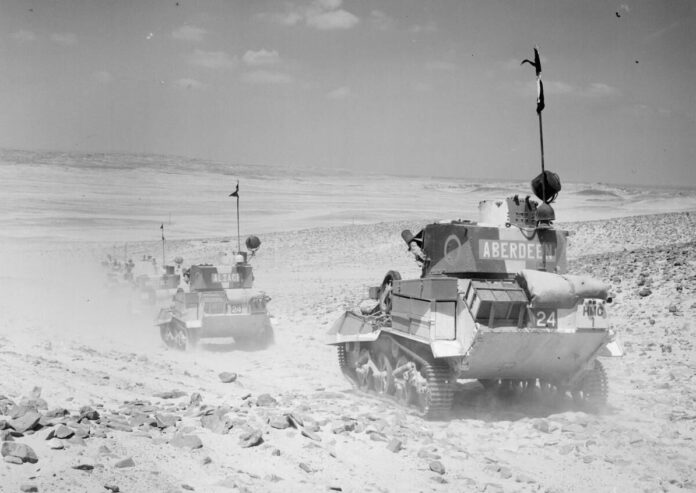 Afbeelding Britse lichte tanks in de woestijn in 1940 Britse lichte tanks trekken in 1940 door de Egyptische woestijn tijdens de Westelijke Woestijncampagne.