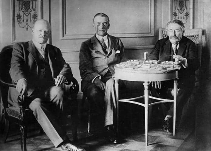 Het verdrag van Locarno (1925) bevorderde vrede in Europa door grensgaranties en voorbereiding van Duitsland's toetreding tot de Volkenbond.