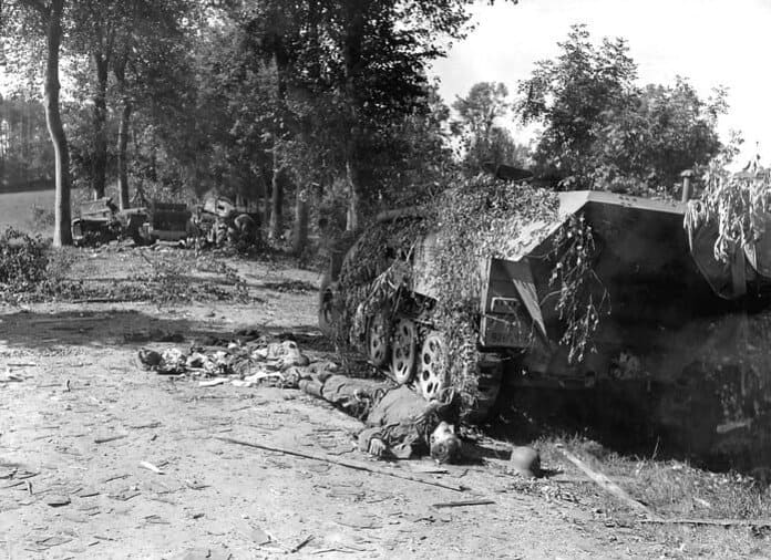 Verwoeste Duitse tanks en gemotoriseerde voertuigen liggen verspreid bij Mortain na luchtaanvallen tijdens Operatie Lüttich, 7 augustus 1944