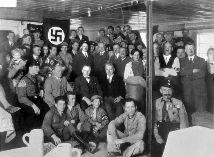 NSDAP. Hitler en Schwarz bij de inhuldiging van de verbouwing van het Palais Barlow aan de Brienner Strasse in het "Bruine Huis", 1930 NSDAP. Hitler en Schwarz bij de inhuldiging van de verbouwing van het Palais Barlow aan de Brienner Strasse in het "Bruine Huis", 1930