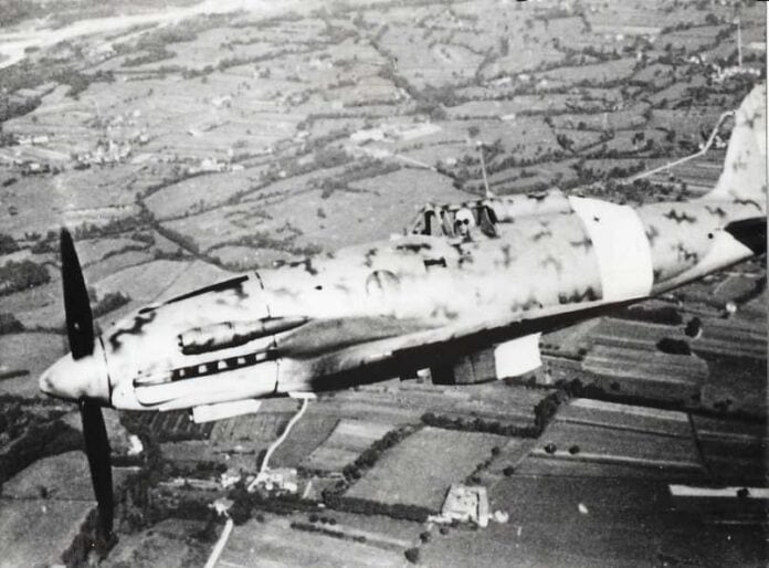 Macchi M.C.202 Folgore: Iconisch Italiaans Jachtvliegtuig uit WW2 Een Macchi M.C.202 gevechtsvliegtuig in volle vlucht, bestuurd door de Italiaanse aas Capitano Franco Lucchini tijdens de Tweede Wereldoorlog.