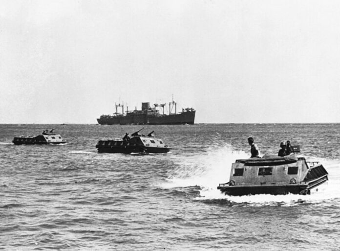 LVT(1)-voertuigen bij Guadalcanal, augustus 1942 U.S. Marine Corps LVT(1)-voertuigen bewegen naar het strand op Guadalcanal tijdens de eerste landingen, 7-9 augustus 1942.