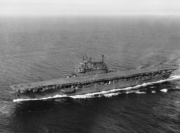 USS Enterprise CV-6 op proefvaart in Puget Sound, 13 september 1945, na revisie, beroemd vliegdekschip uit de Tweede Wereldoorlog.
