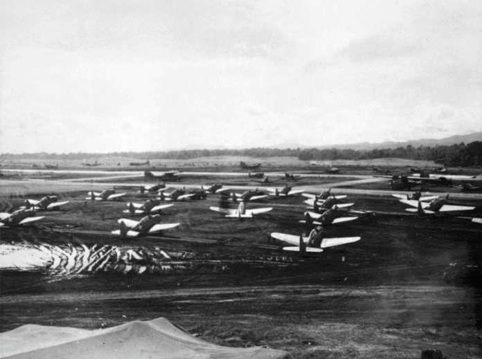 Cactus Air Force Vliegtuigen op Henderson Field, Guadalcanal, 1942 Vliegtuigen van de Cactus Air Force op Henderson Field, Guadalcanal, 1942, met SBD Dauntless, TBF Avengers, PBY Catalinas en B-17 bommenwerpers.