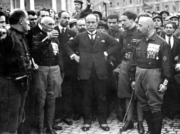 Benito Mussolini op het fascistische congres in Napels, met quadriumviri Emilio De Bono, Italo Balbo en Cesare Maria De Vecchi, 1922.