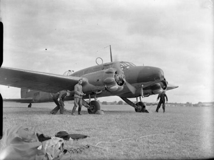 Avro Anson Mark I van No. 320 (Dutch) Squadron RAF in 1945 Royal Air Force Coastal Command, 1939-1945: Avro Anson Mark I K6175 of No. 320 (Dutch) Squadron RAF prepares for patrol at Carew Cheriton.