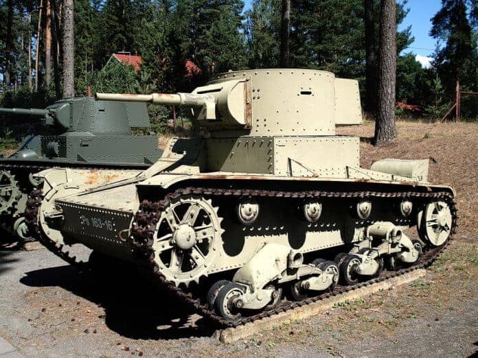 Finse T-26 tank, omgebouwde Sovjet KhT-26 vlammenwerper met BT-5 toren, in het Panssarimuseo (Tankmuseum) in Parola, Finland.