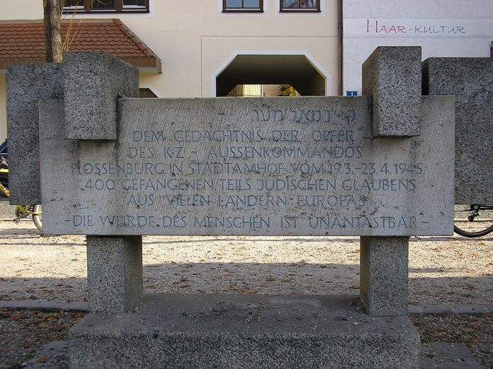 Gedenksteen KZ-Außenlager Regensburg Colosseum 1994 Gedenksteen uit 1994 in Stadtamhof, Regensburg, ter herinnering aan het KZ-Außenkommando Flossenbürg Colosseum-subkamp.