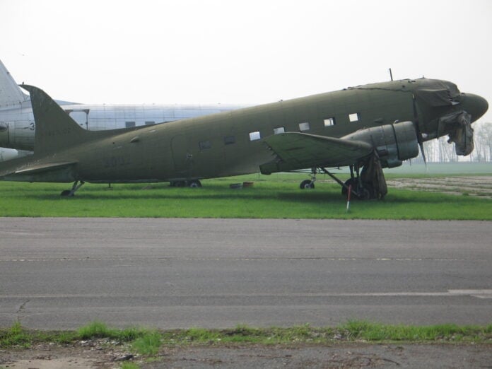 Lisunov Li-2 transportvliegtuig op een vliegveld tijdens een operationele inzet in de Sovjet-Unie