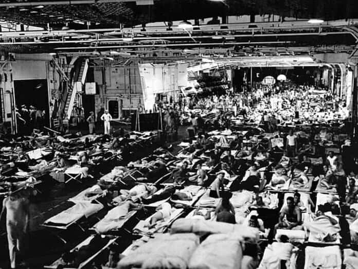 De USS Enterprise (CV-6) vol met veteranen, ex-krijgsgevangenen en patiënten, aangemeerd in Pearl Harbor na WOII, augustus 1945.