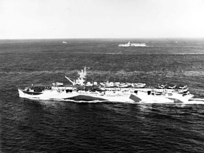 USS Cowpens CVL-25 op zee in 1944 met camouflagepatroon; USS Independence CVL-22 zichtbaar in de verte.