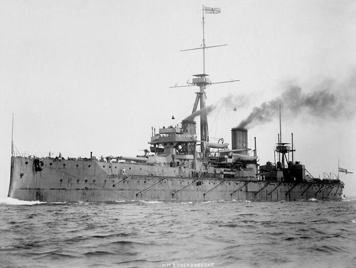 HMS Dreadnought, Brits slagschip uit 1906 HMS Dreadnought, het Britse slagschip uit 1906, in volle vaart rond 1906-07. Dit schip revolutioneerde maritieme oorlogsvoering.