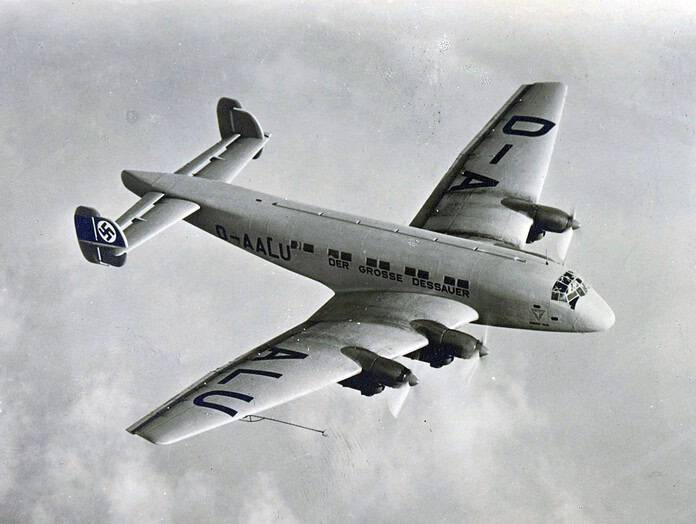 Junkers Ju 90: Viermotorig vliegtuig ontworpen voor het vervoer van 40 passagiers, later ingezet als militair transportvliegtuig.