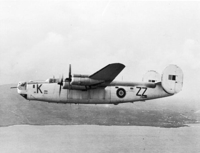 Consolidated B-24 Liberator B-24 Liberator van No. 220 Squadron RAF, gestationeerd op Lagens, Azoren, vliegt boven de oceaan nabij Terceira.