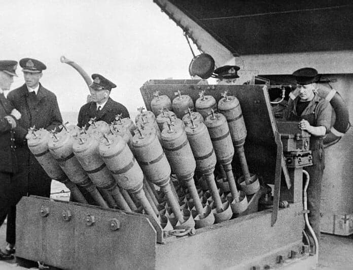 Hedgehog anti-onderzeeërmortier met 24 lopen, gemonteerd op het voorschip van HMS Westcott, ingezet tijdens WOII voor onderzeebootbestrijding.