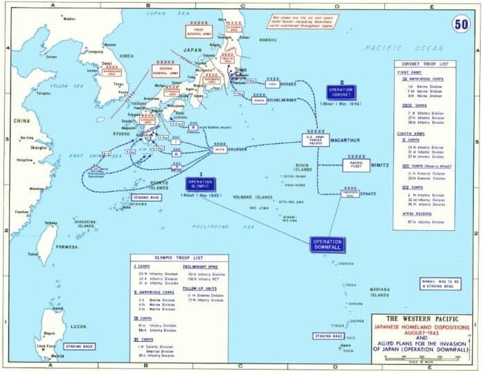 Kaart met geallieerde invasieplannen van Japan tijdens Operation Downfall, inclusief geplande landingen op Kyūshū en Honshū in 1945–1946.