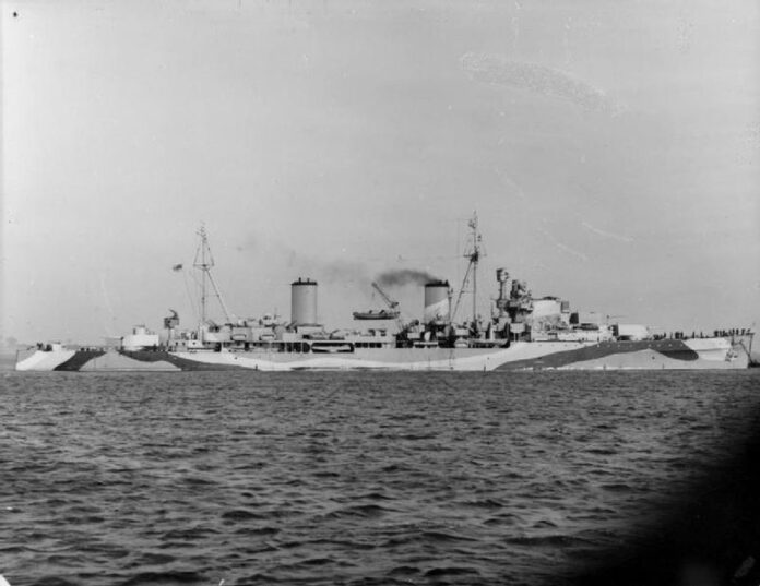 Afbeelding van de Britse lichte kruiser HMS Arethusa, volledig bewapend en opererend tijdens de Tweede Wereldoorlog op kalme zee.