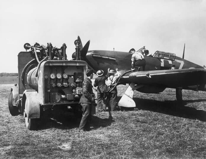 Grondpersoneel vult een Hawker Hurricane bij terwijl de piloot in de cockpit wacht, Biggin Hill, augustus 1940.