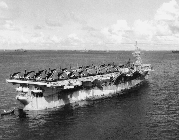 USS Monterey (CVL-26) op zee tijdens 1944, lichte Amerikaanse vliegdekschip van de Independence-klasse actief in de Stille Oceaan.