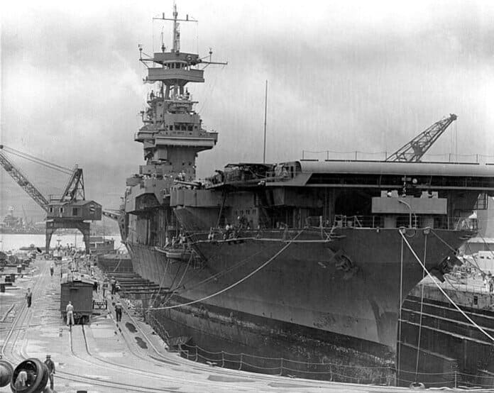 USS Yorktown (CV-5) in droogdok, Pearl Harbor, 29 mei 1942, voor reparaties na de Slag in de Koraalzee.