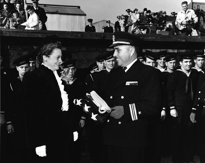 Luitenant-commandant Ernest E. Evans bij de indienststelling van USS Johnston (DD-557), Seattle, 27 oktober 1943; verloren bij Samar, 1944.