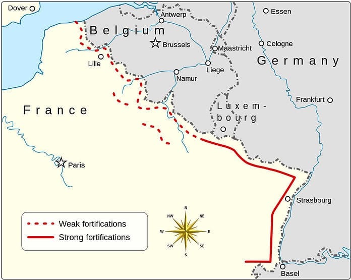 Kaart van de Maginotlinie met aanduiding van forten, sectoren en verdedigingsstructuren langs de Frans-Duitse grens.