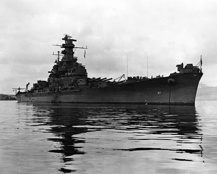 USS South Dakota (BB-57) van de Amerikaanse marine voor anker in Hvalfjörður, IJsland, 24 juni 1943.