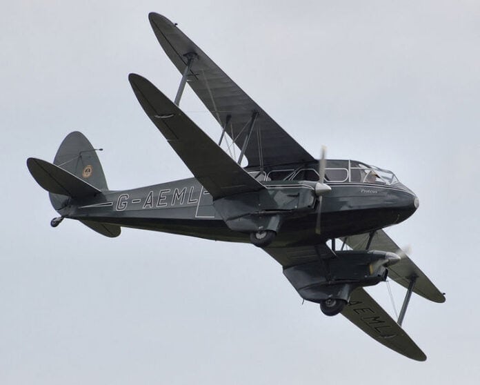 DH.89 Dragon Rapide (G-AEML) op Kemble Airport DH.89 Dragon Rapide (G-AEML) tijdens Kemble Airport Open Day, Gloucestershire, Engeland, op 9 september 2007. Gebouwd in 1936.