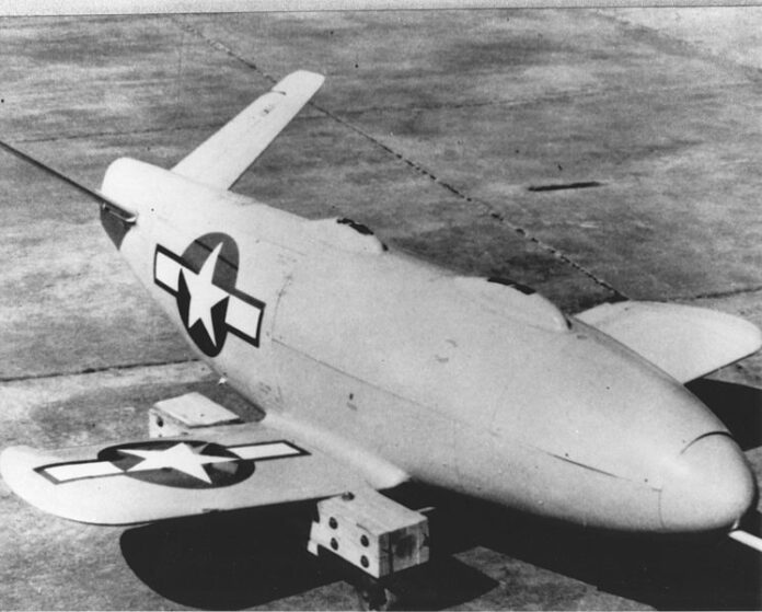 Amerikaanse marine LBD-1 Gargoyle-glijbom op bomkar tijdens test op Naval Air Station Mojave in Californië, rond 1944.
