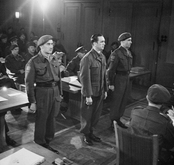 Kurt Meyer tijdens zijn proces in Aurich, Duitsland, voor zijn betrokkenheid bij de moorden op Canadese krijgsgevangenen in Normandië.
