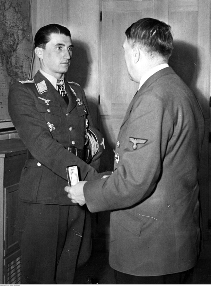 Adolf Hitler overhandigt kapitein Walter Nowotny eikenloof met zwaarden en diamanten na diens 250ste overwinning in de lucht.