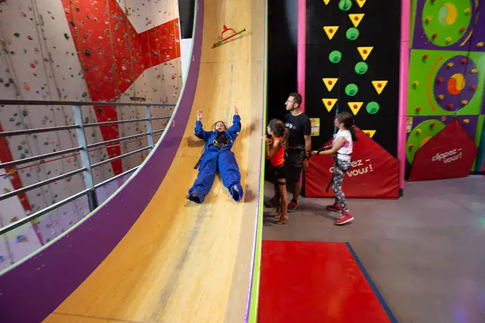 Enfant sur une rampe de Fun Climbing à Climb Up Bouc-Bel-Air
