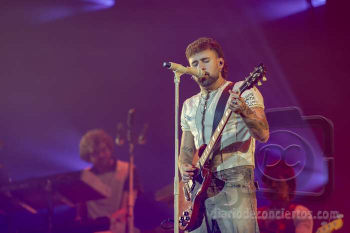 Dani Fernández tocando la guitarra eléctrica blanca durante su concierto de La Insurrección Tour 2026 en el Enjoy! Multiusos de Salamanca.