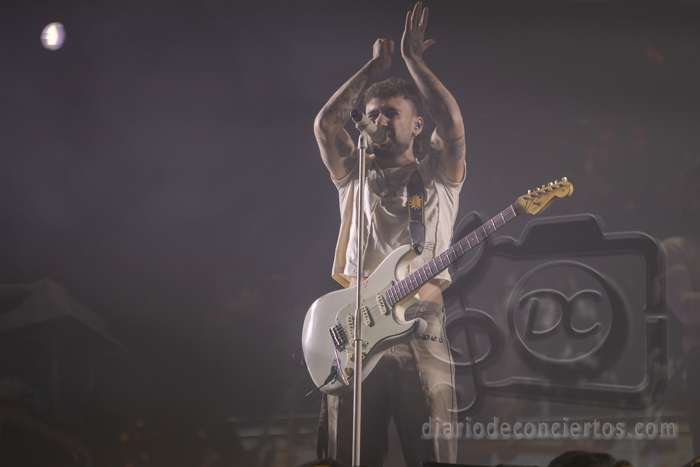 Dani Fernández tocando la guitarra eléctrica blanca durante su concierto de La Insurrección Tour 2026 en el Enjoy! Multiusos de Salamanca.