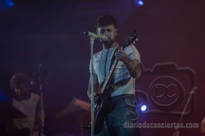 Dani Fernández tocando la guitarra eléctrica blanca durante su concierto de La Insurrección Tour 2026 en el Enjoy! Multiusos de Salamanca.