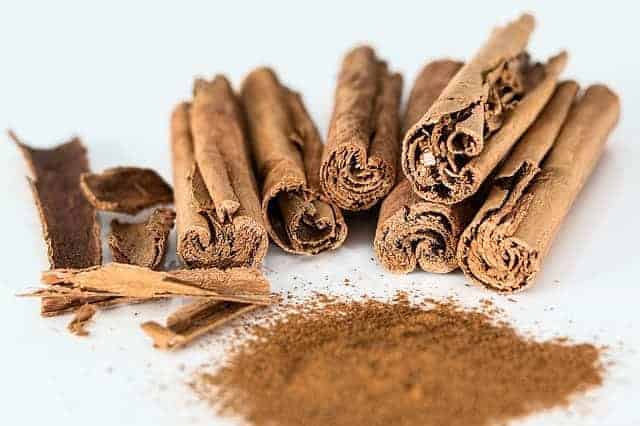 Bastoncini di cannella, accanto alla cannella in polvere