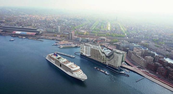 Die MS Europa 2 von Hapag Lloyd Kreuzfahrten in Amsterdam / Bildquelle: Hapag Lloyd Kreuzfahrten