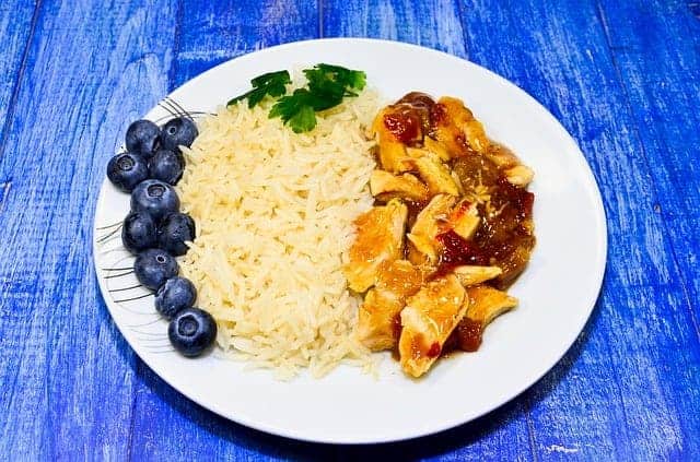 arroz com guisado no prato