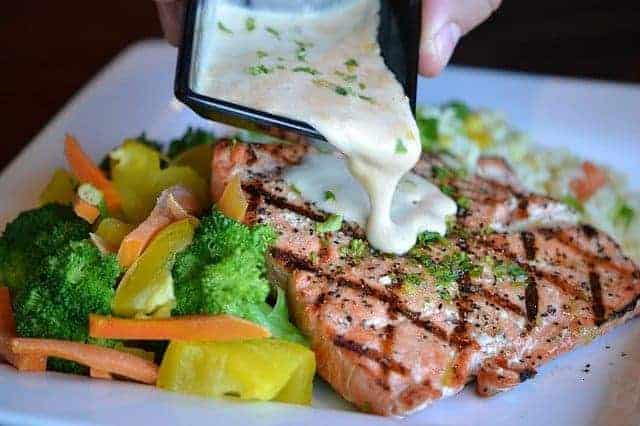 Verdure e pesce al forno su un piatto