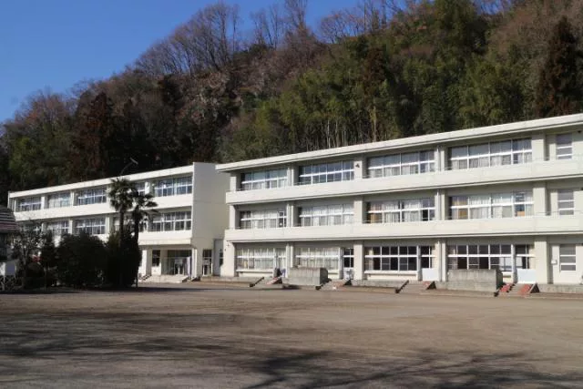利南東小学校　250m