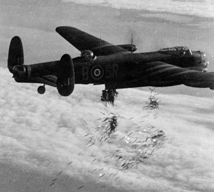 Lancaster B.I van No. 101 Squadron RAF laat bundels 'Window' vallen om Duitse radar te verstoren tijdens een missie.