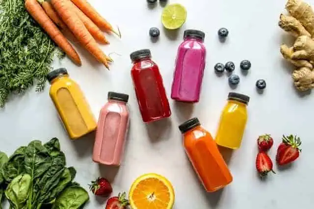 Legumes, frutas e sucos em garrafa