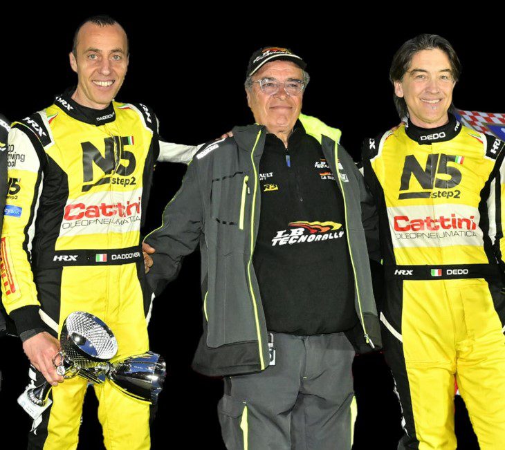 Equipaggio lb tecnorally con tute racing omologate fia e trofeo sul podio del 41° rally di montecatini terme.