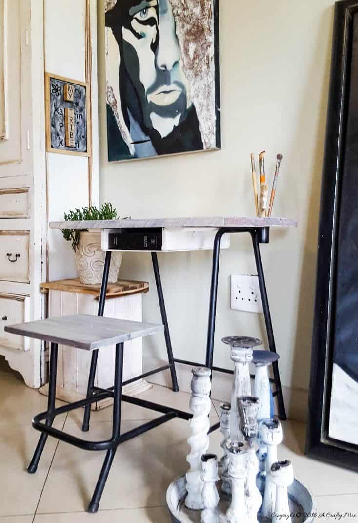 Rustic metal frame art table made with pallets. #Repurposing #VirtualGiftSwop #IBCChallenge #ACraftyMix #UpcyclingFoundObjects #UpcycledDecor