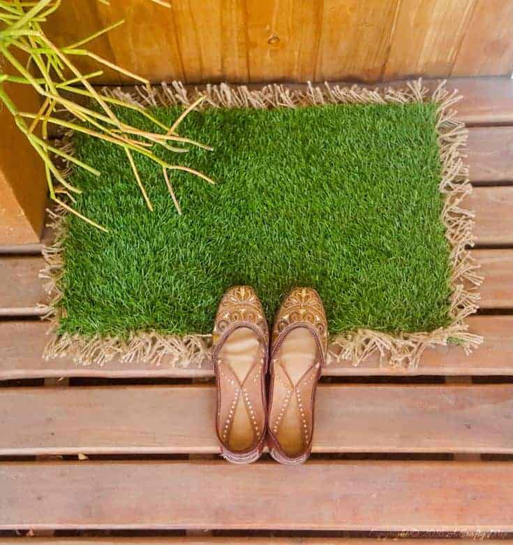 Make your own custom sized AstroTurf doormat in less than 30 minutes. Quick and easy DIY #DIYDoormat #CustomDoorMat #ACRaftyMix #OutdoorDoorMat #AstroTurfDoormat #DoormatTutorial